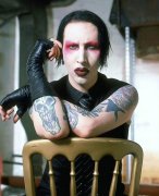 曼森演唱会都干过啥？曼森演唱会上对女粉丝干了啥