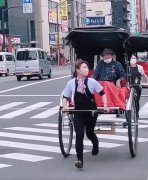 日本拉车女孩工资高吗？她们戴的帽子在哪里能买到