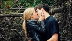 一个男人疯狂的吻你代表什么？亲吻不同位置分别代表什么