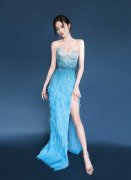 吴宣仪蓝色镂空礼服图，蓝色礼服里面穿了吗？