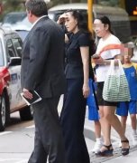 利智最经典的一段在擦玻璃，身材傲人