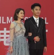 洪欣和张丹峰现在的婚姻是什么情况？洪欣和张丹峰年龄差多少