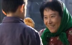 大妈掏出一个烧饼什么意思？出自《野百合也有春天》的梗