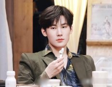 张真源小时候照片，真的很丑？？