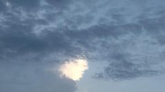 我早茶月光洒在你头发什么意思？出自李宇春歌曲《下个，路口，见》