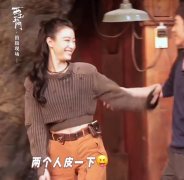 人前A人后C是什么意思，A和C分别代表什么