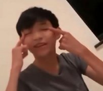 魔童张慕童几岁，张慕童“眯眯眼”手势事件回顾