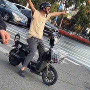 背沙包是什么歌的歌词？