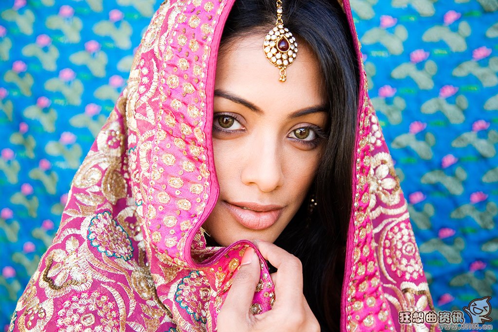 印度女人为什么要在眉间点朱砂?印度女人头上的红点有什么含义?