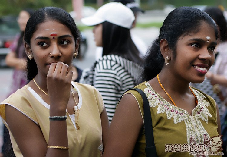 印度女人为什么要在眉间点朱砂?印度女人头上的红点有什么含义?