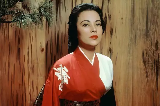 从一代名伶到汉奸，从间谍到中日友好的名片