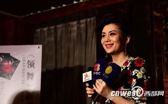 在新书签售会前，谭梅接受了媒体记者的专访。