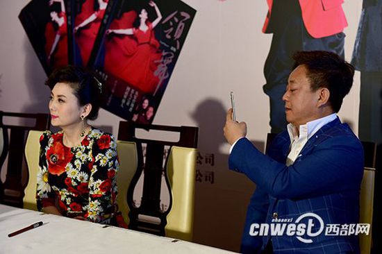 签售会上，朱军成了十足的“捧场王”，每当谭梅讲话他都会默默拿起手机为妻子拍照。