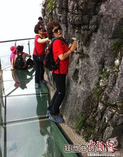 国内最长最宽悬空玻璃栈道对外开放海拔1900米(图)