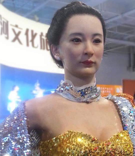 美女机器人身穿性感礼服图,揭秘机器人的发展史