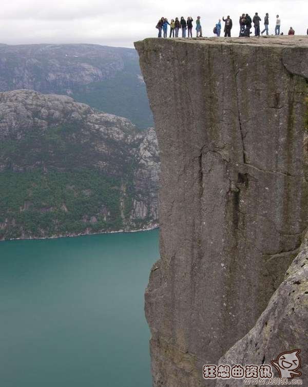 地球上最恐怖的悬崖峭壁图片,落户悬崖峭壁上的村庄