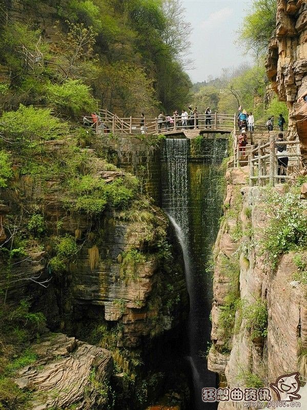 地球上最恐怖的悬崖峭壁图片,落户悬崖峭壁上的村庄