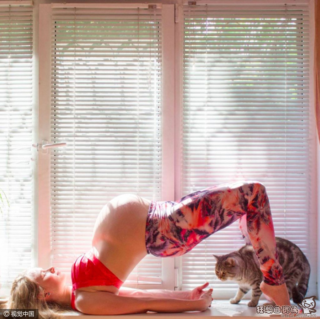 俄女子挺孕肚练瑜伽图,孕妇锻炼的最佳时间是什么时候