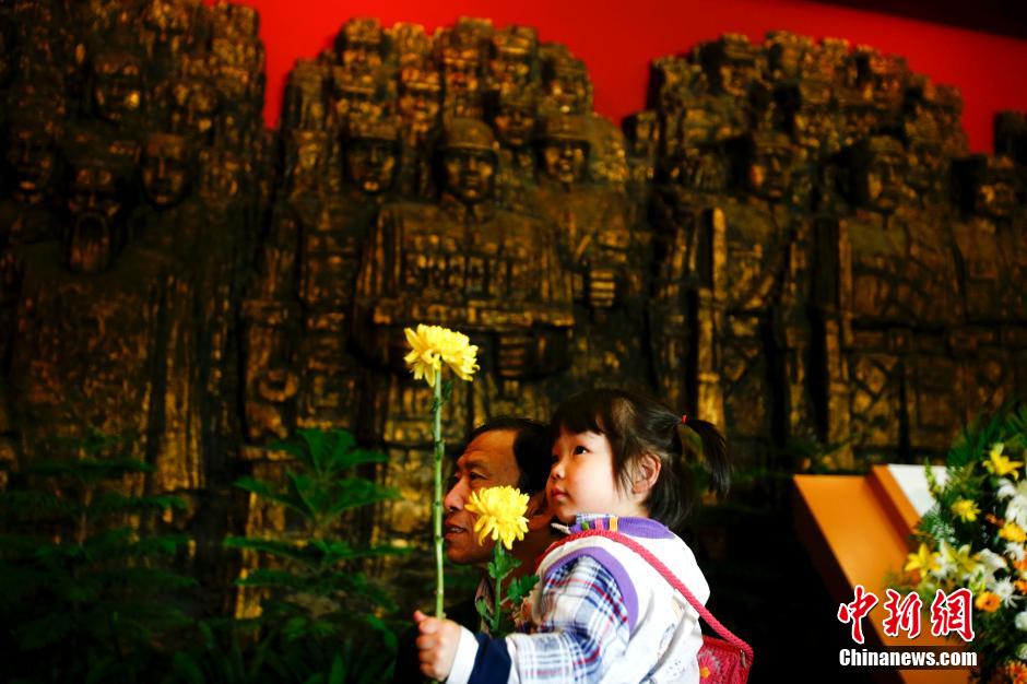 民众前往中国人民抗日战争纪念馆敬献鲜花