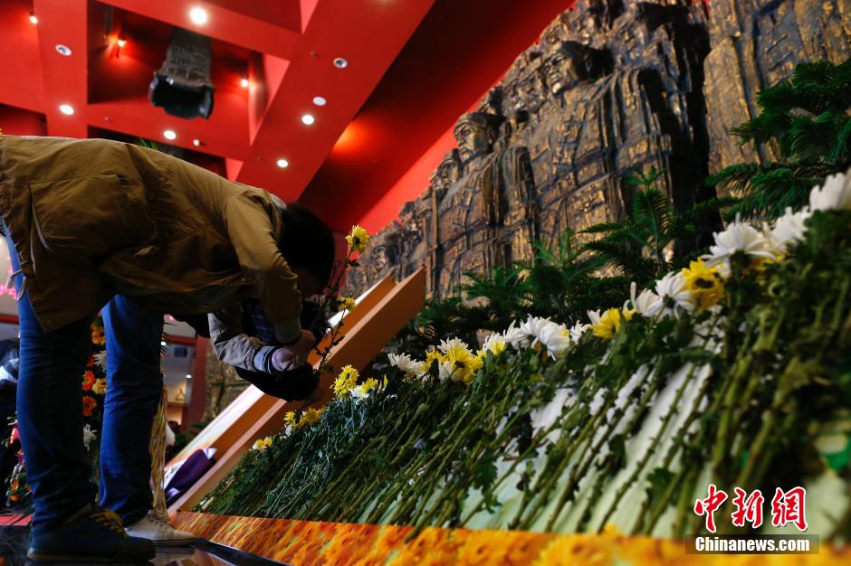 民众前往中国人民抗日战争纪念馆敬献鲜花