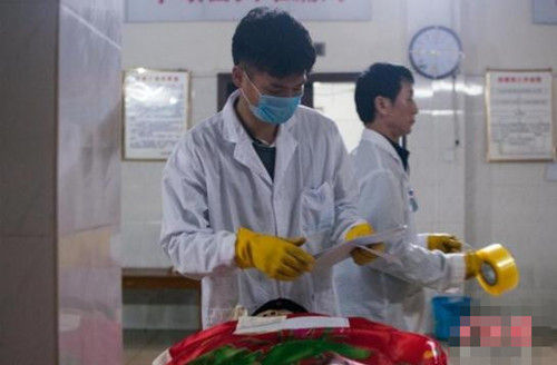 遗体化妆师月薪多少钱？90后女遗体化妆师工作照片