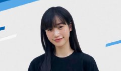 段小薇和小松菜奈对比照，她和李易峰是什么关系情侣吗？