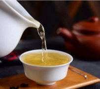 茶倒满溢出来是送客的意思，老丈人把茶倒满怎么办？