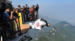 翼装飞行为什么都在张家界天门山，飞行员为什么不带定位GPS？