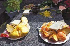 捡墓地里的食物贡品好不好，墓地上的东西吃好吗