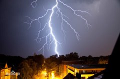 雷暴为什么有这么大危害能劈倒树，恐怖雷暴图片来了