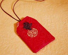 护身符里装的是什么，可以放手机壳里吗？