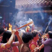 上香被香灰烫到吉利吗，香灰落到手背上寓意是什么？