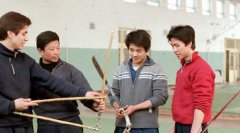 甄子丹被李连杰一拳打哭真假，他在牢房一个打十七个人是什么电影
