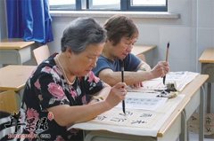 59岁老太太玩lol视频，适合老年人娱乐活动有哪些？