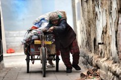 拾荒女是什么意思？拾荒女露天产子图片