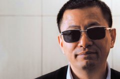 王家卫为什么总戴墨镜？王家卫老婆照片高清图