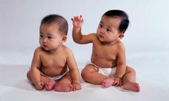 一对双胞胎有两个父亲真有可能，双胞胎为什么要穿一样的衣服？