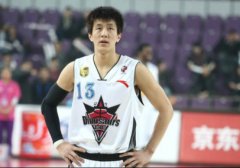 郭艾伦被砸事件回顾，郭艾伦的父亲是谁？
