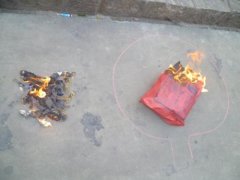 清明烧纸为什么要画圈？踩到画圈里面的烧纸灰会怎么样？