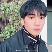 郭子凡老是戴的项链是军牌吗，郭子凡和王俊凯同班关系好？