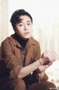 吴青峰左手一直戴手套是受伤了吗？吴青峰为什么休息一年