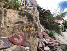 西藏把石头推山是什么意思，西藏的石头为什么不能带走？