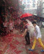 结婚过桥为什么放鞭炮，有地方结婚过桥为什么背着？