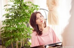 周冰倩和何政军是什么关系，周冰倩最出名的歌曲是哪一首
