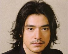 男人眉长了一根长眉毛意味着什么？眉中长一根长眉毛吉凶