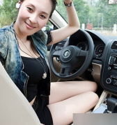 实拍女司机的惊人一幕，醉驾女司机亲吻路人视频