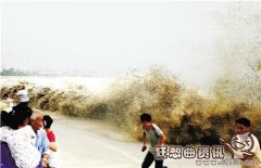 在钱塘江观潮的人被潮水打成落汤鸡，钱塘江什么时候看潮最好？