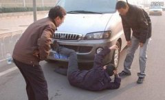 碰瓷男遇上最懵女司机被碾压，专业碰瓷男遇上东北女视频