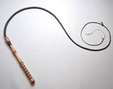 新加坡女子鞭刑现场图片，新加坡鞭刑的痛苦程度如何？