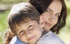 男子结婚三年仍跟母亲睡，恋母情结的男人有什么表现